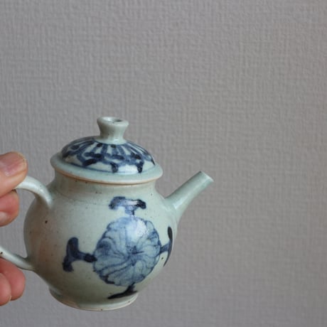 染付唐花文後手急須 /  吉田崇昭