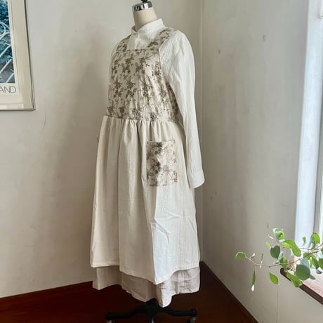 キッチンジャンスカ　コットンリネンキャンブリック　ナチュラル×ベージュ刺繍　05-26401-6095