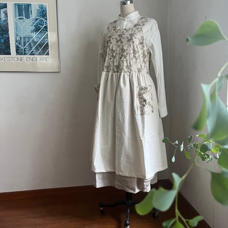 キッチンジャンスカ　コットンリネンキャンブリック　ナチュラル×ベージュ刺繍　05-26401-6095