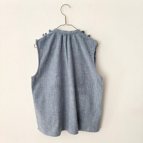 UNIVERSAL TISSU ソフトデニムヘリンボン スリーブレス フリルブラウス・ライトブルー