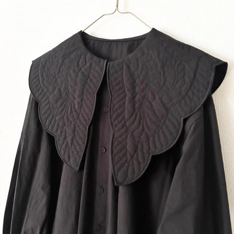 qiri  trapunto quilt collar blouse・black