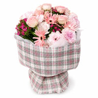 季節のピンクの花束（チェックのラッピング）【 ¥15,000 】