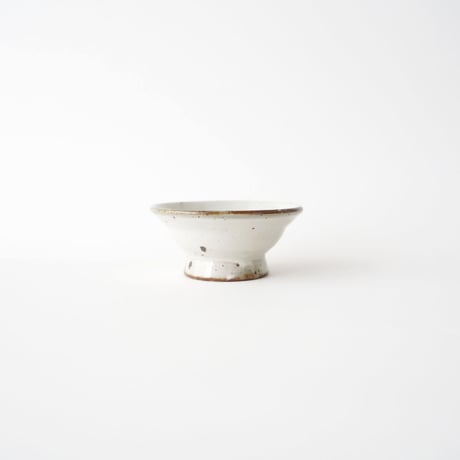 角掛政志・台付皿 / 粉引