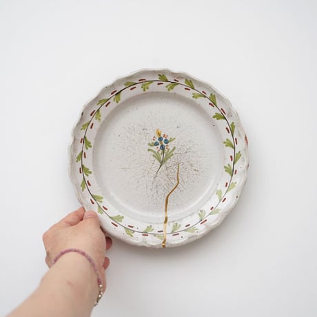小ぶりのキュノワール 花絵プレート/ 金継ぎ