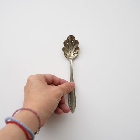 フランス ・花模様の穴あきスプーン