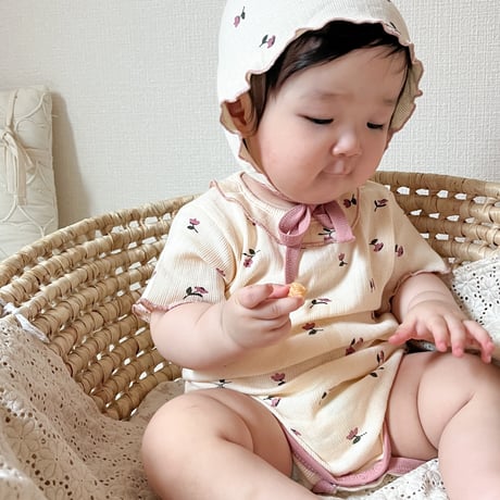 ボンネット付き小花柄プチフリルリブロンパース(943)