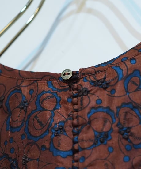 【BUNON】 Embroidery Slit Blouse