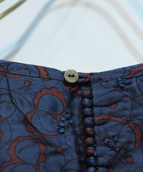 【BUNON】 Embroidery Slit Blouse