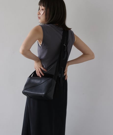 《 予約〆切11/4まで》1月頃 【 Arée 】Leather Square Body Bag -AR261SB005-