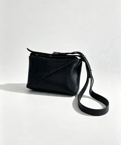 《 予約〆切11/4まで》1月頃 【 Arée 】Leather Square Body Bag -AR261SB005-