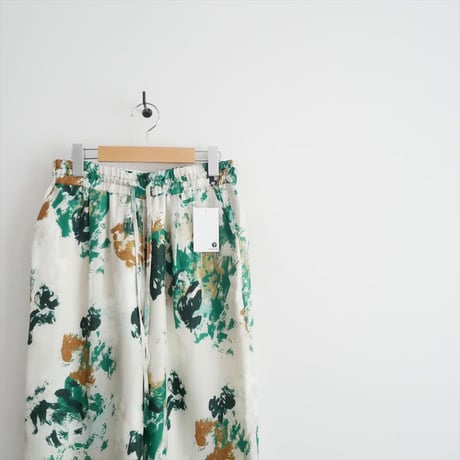 2025SS SACRA BLURRED FLORA PANTS 125120112 2607-0249