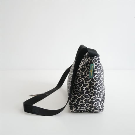 継続販売品 Herve Chapelier 1754FJQ(ナイロンスクエアショルダーバッグL) パンサーブラン×ノワール 2608-1144