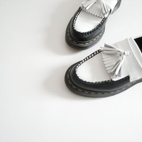 2026 Dr. Martens ADRIAN ブラックホワイト ローファー シューズ 42981001 2608-2042