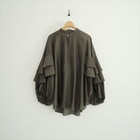 2026SS今季・人気完売色 LE PHIL スタンドカラーフリルブラウス 534-6110047 2607-1237