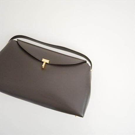 継続販売品 TOTEME T-Lock leather top handle 2609-0966