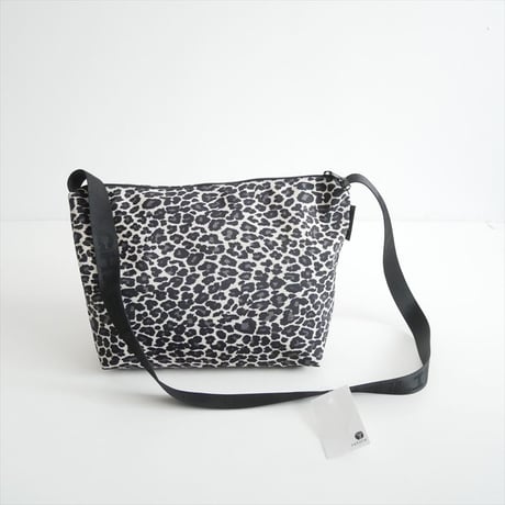継続販売品 Herve Chapelier 1754FJQ(ナイロンスクエアショルダーバッグL) パンサーブラン×ノワール 2608-1144