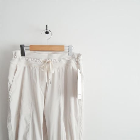 継続販売品 未使用 lululemon Dance Studio ミッドライズクロップパンツ 2608-0854
