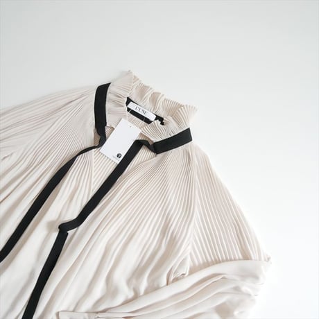 継続販売品 L’UNE プリーツブラウス（ブラックリボン） 2608-0505