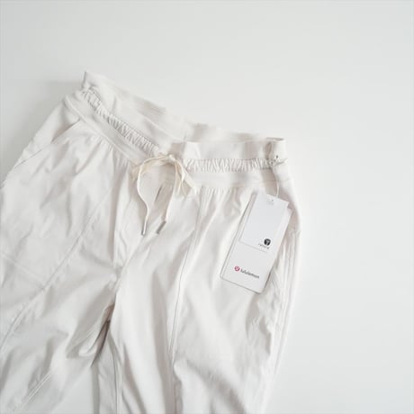 継続販売品 未使用 lululemon Dance Studio ミッドライズクロップパンツ 2608-0854