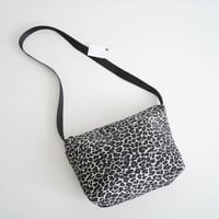 継続販売品 Herve Chapelier 1754FJQ(ナイロンスクエアショルダーバッグL) パンサーブラン×ノワール 2608-1144