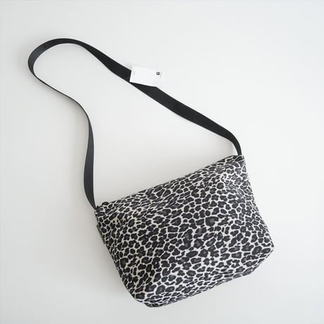継続販売品 Herve Chapelier 1754FJQ(ナイロンスクエアショルダーバッグL) パンサーブラン×ノワール 2608-1144