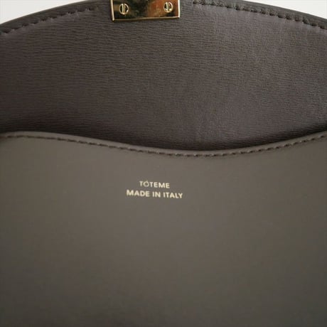継続販売品 TOTEME T-Lock leather top handle 2609-0966