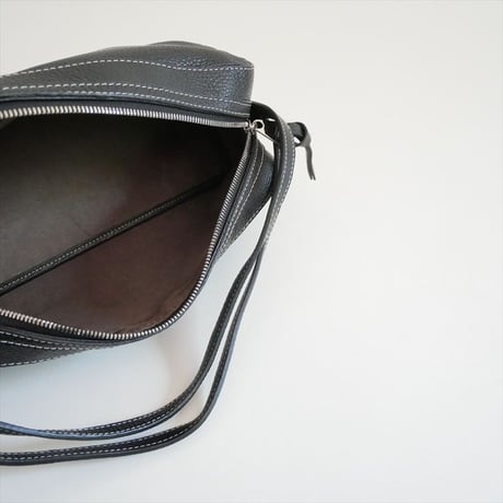 A VACATION TRAPEZE LEATHER バッグ 2607-0849
