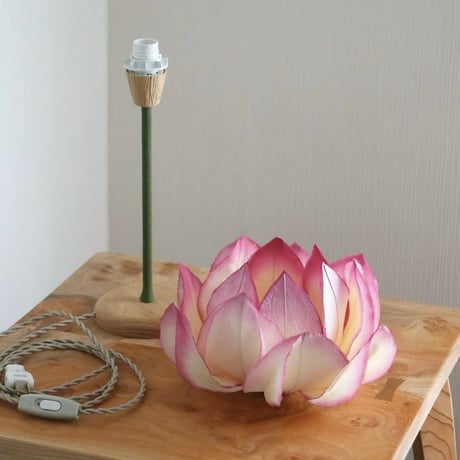 赤紫と淡いオレンジ色の花／テーブルランプ