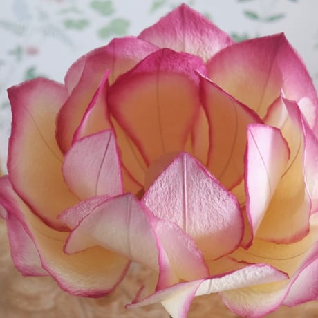 赤紫と淡いオレンジ色の花／テーブルランプ