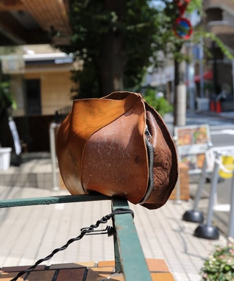 WILDFRÄULEIN "Water's surface droplets spreading across bag"