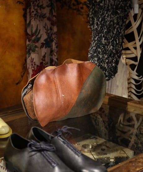 WILDFRÄULEIN "Water's surface droplets spreading across bag"