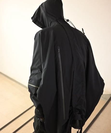 NL "Turning tech poncho"