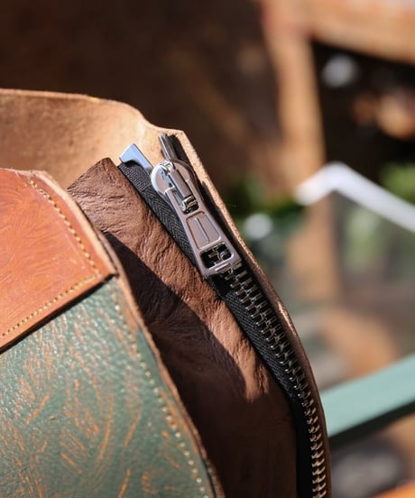 WILDFRÄULEIN "Water's surface droplets spreading across bag"