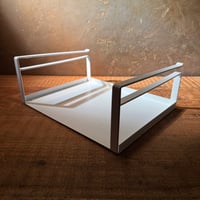 よく使うものを手元に置ける棚下ラック