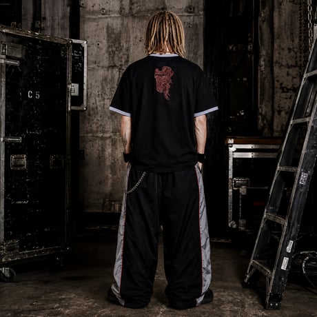 AUN TRIBAL SST (BLK-M.RED)
