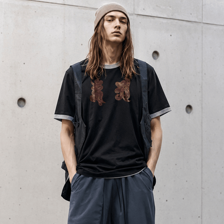 AUN TRIBAL SST (BLK-M.RED)