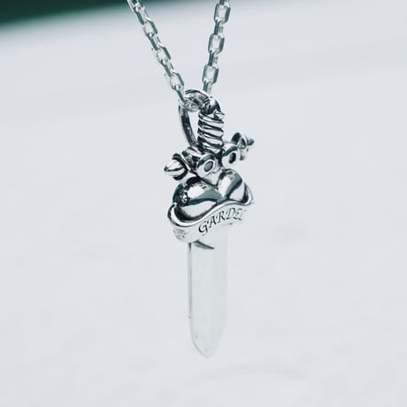 LABYRINCE DAGGER NECKLACE