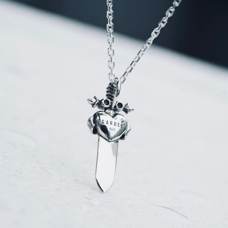 LABYRINCE DAGGER NECKLACE