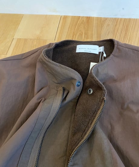 MANUAL ALPHABET マニュアルアルファベット（ユニセックス）/ FIELD LINER SHORT JACKET 【ブラウン】