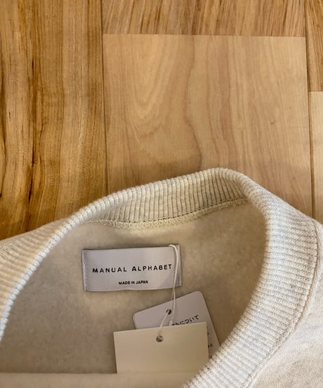 MANUAL ALPHABET マニュアルアルファベット（ユニセックス）/AZUMA BRUSHED SWEAT CREWNECK 【オートミール】