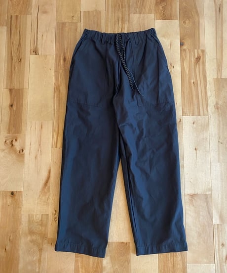MANUAL ALPHABET マニュアルアルファベット（ユニセックス）/ BACK SATIN EASY BAKER PANTS バックサテンイージーベイカー【ネイビー】