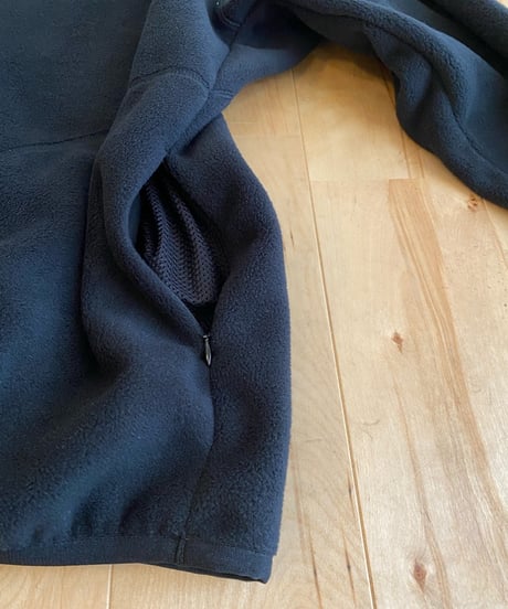 maillot マイヨ（ユニセックス）/ micro fleece pocket crew trainer 【ブラック】
