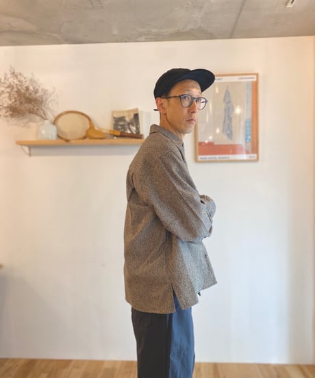MANUAL ALPHABET マニュアルアルファベット（ユニセックス）/ COTTON TWEED PATCH SHIRTS 【ベージュ】