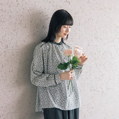 《 WOMEN 》 PONT DE CHALONS / ローズジャカードプリントギャザーブラウス ( エクリュ×ブラウン )