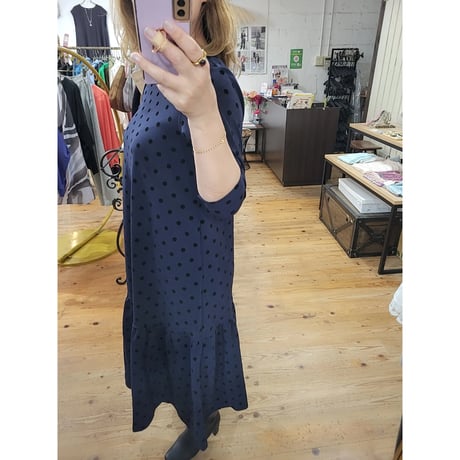 フロッキードットワンピース　ネイビー×黒ブラック