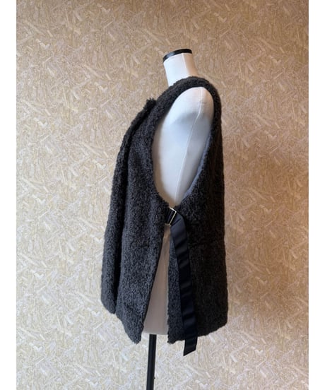 CHIGNON ★ curly boa vest