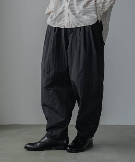 PADDED NYLON WIDE TAPERED PANTS