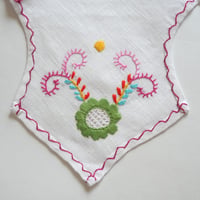 パンを包む布（黄緑の椿の花）／ヴィアナ・ド・カステロ刺繍