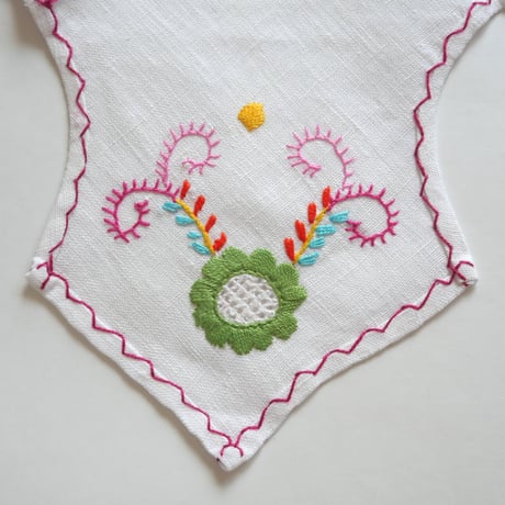パンを包む布（黄緑の椿の花）／ヴィアナ・ド・カステロ刺繍