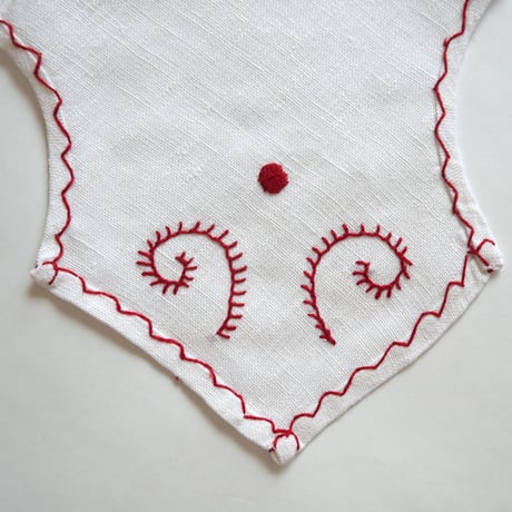 パンを包む布（赤い椿の花）／ヴィアナ・ド・カステロ刺繍
